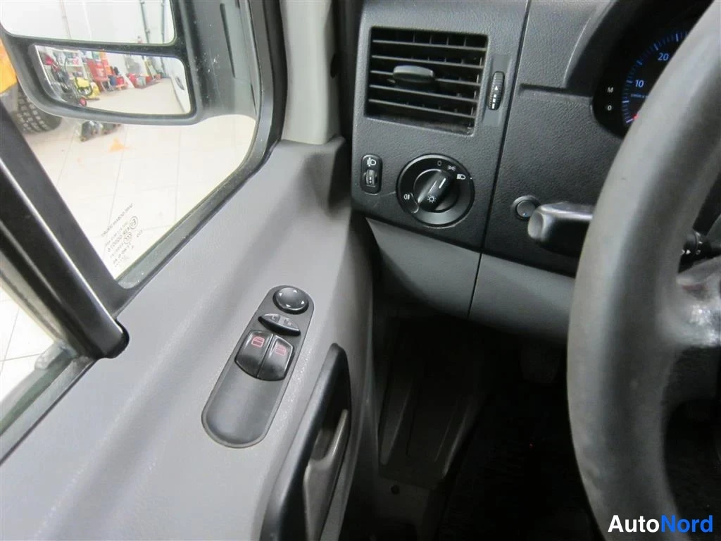 Valkoinen Volkswagen Crafter 2006, yksityiskohta, kuva 24