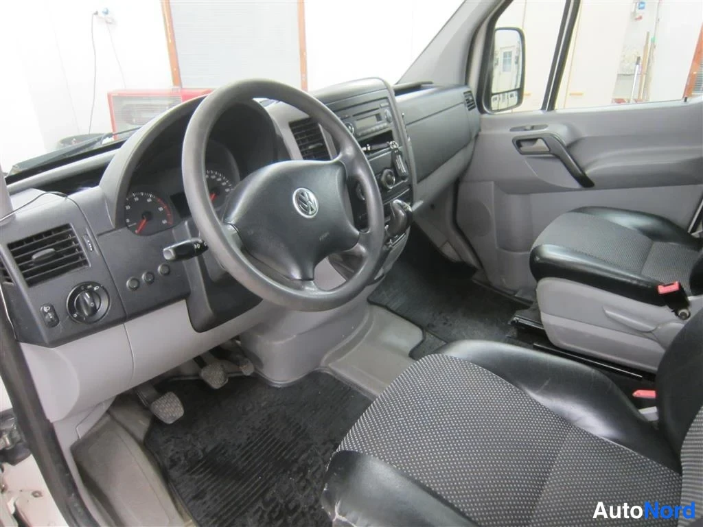 Valkoinen Volkswagen Crafter 2006, ohjaamo, kuva 9