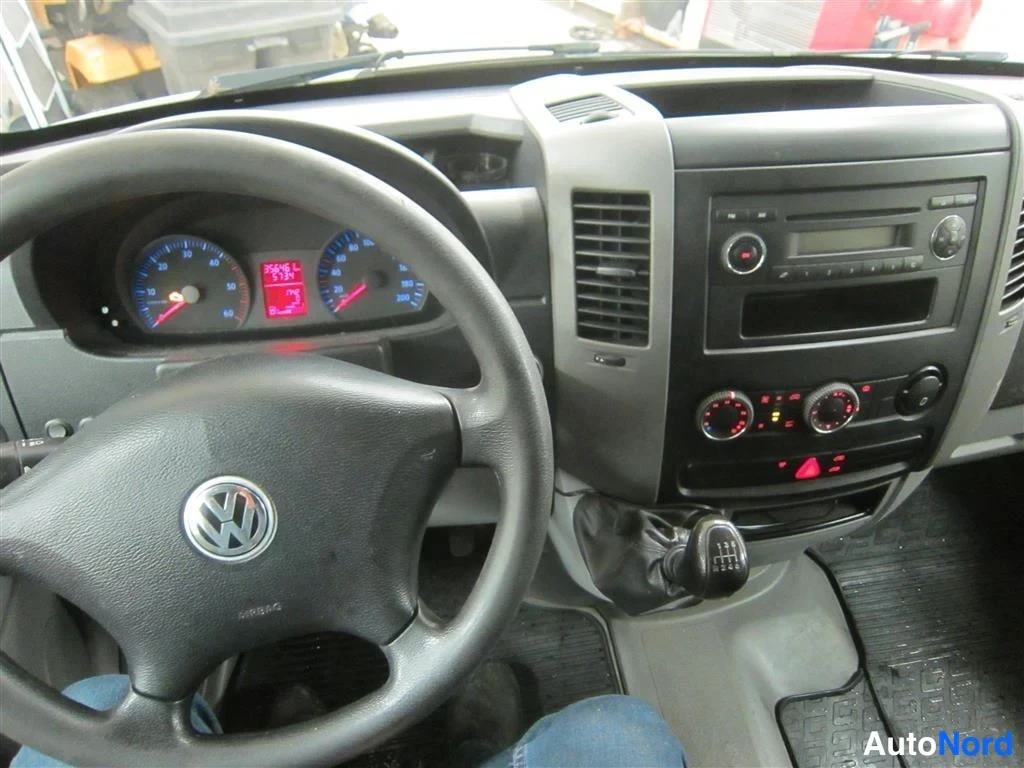 Valkoinen Volkswagen Crafter 2006, ohjaamo, kuva 10