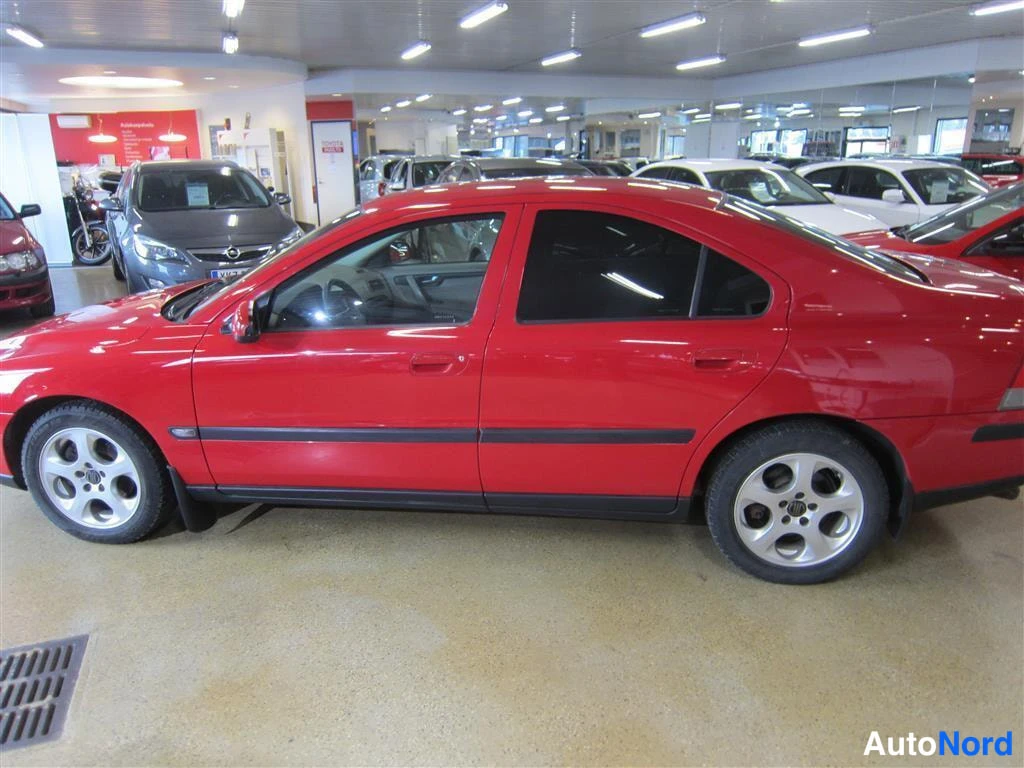 Punainen Volvo S60 2001, sivulta, kuva 5