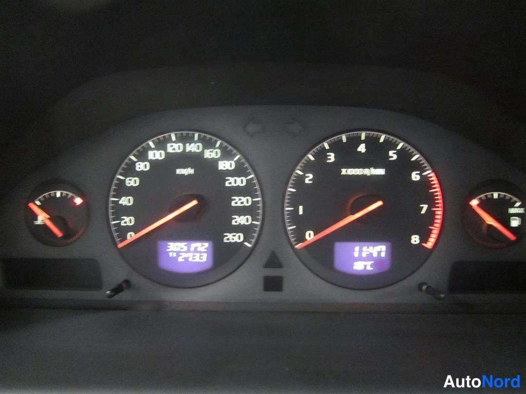 Punainen Volvo S60 2001, yksityiskohta, kuva 20