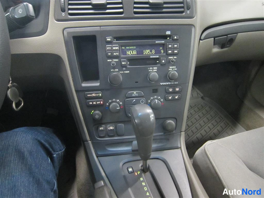Punainen Volvo S60 2001, yksityiskohta, kuva 16
