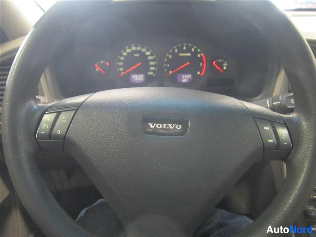 Punainen Volvo S60 2001, yksityiskohta, kuva 17