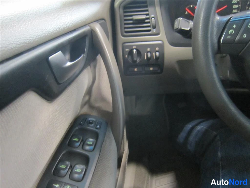 Punainen Volvo S60 2001, yksityiskohta, kuva 18