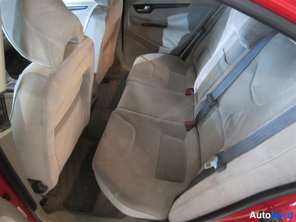 Punainen Volvo S60 2001, takaistuimet, kuva 12