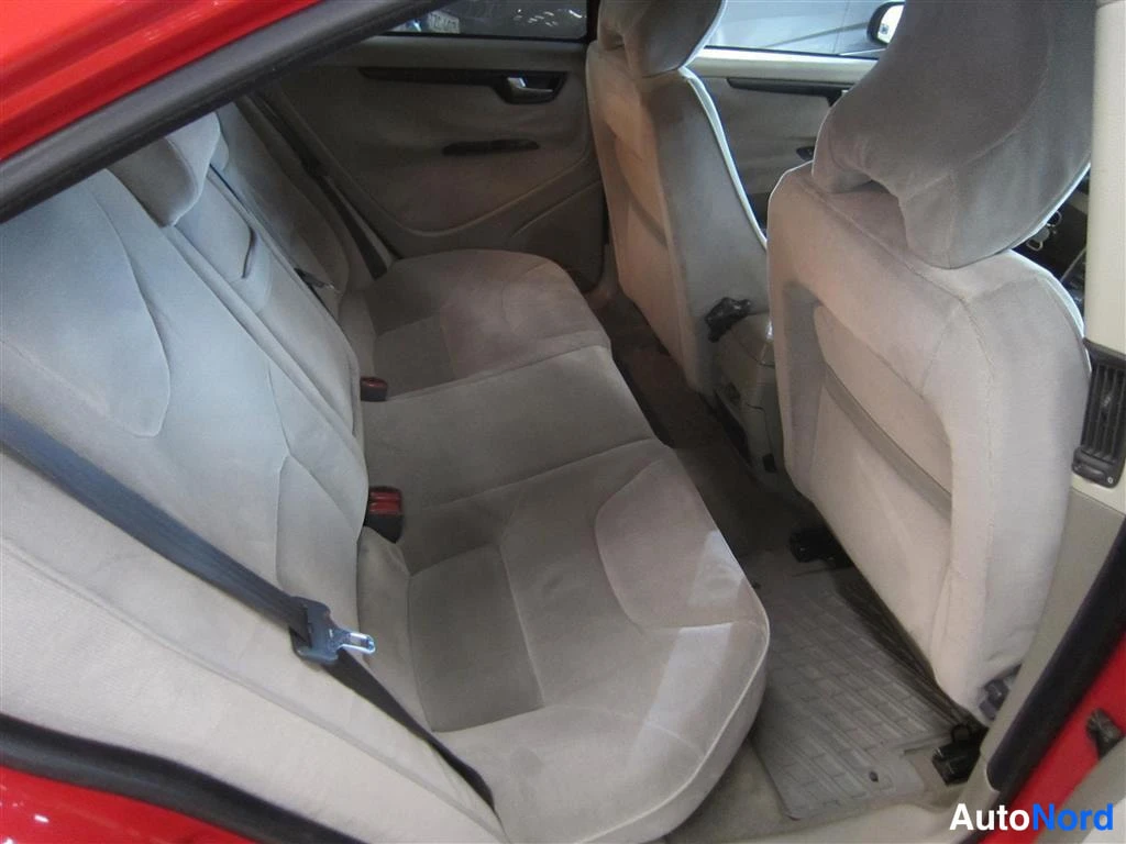 Punainen Volvo S60 2001, takaistuimet, kuva 13