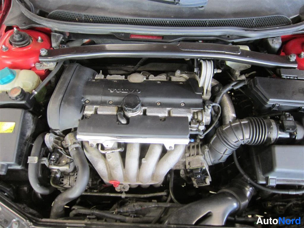 Punainen Volvo S60 2001, moottoritila, kuva 15