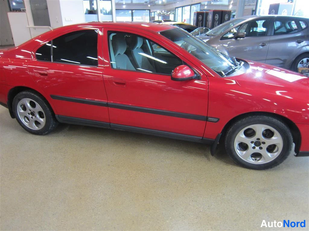 Punainen Volvo S60 2001, etuviisto, keula oikealle, kuva 3