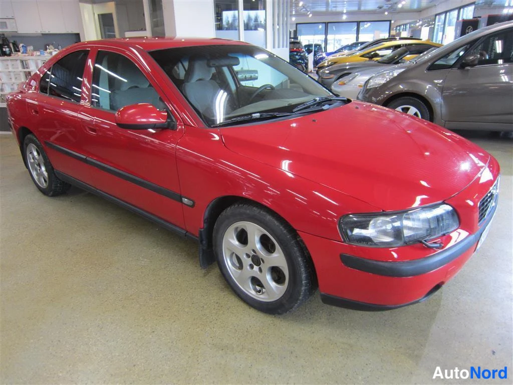 Punainen Volvo S60 2001, etuviisto, keula oikealle, kuva 2