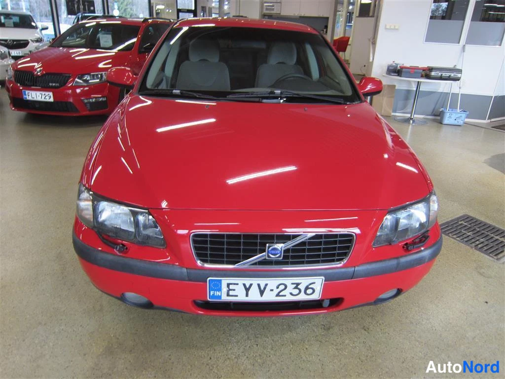 Punainen Volvo S60 2001, edestä, kuva 4