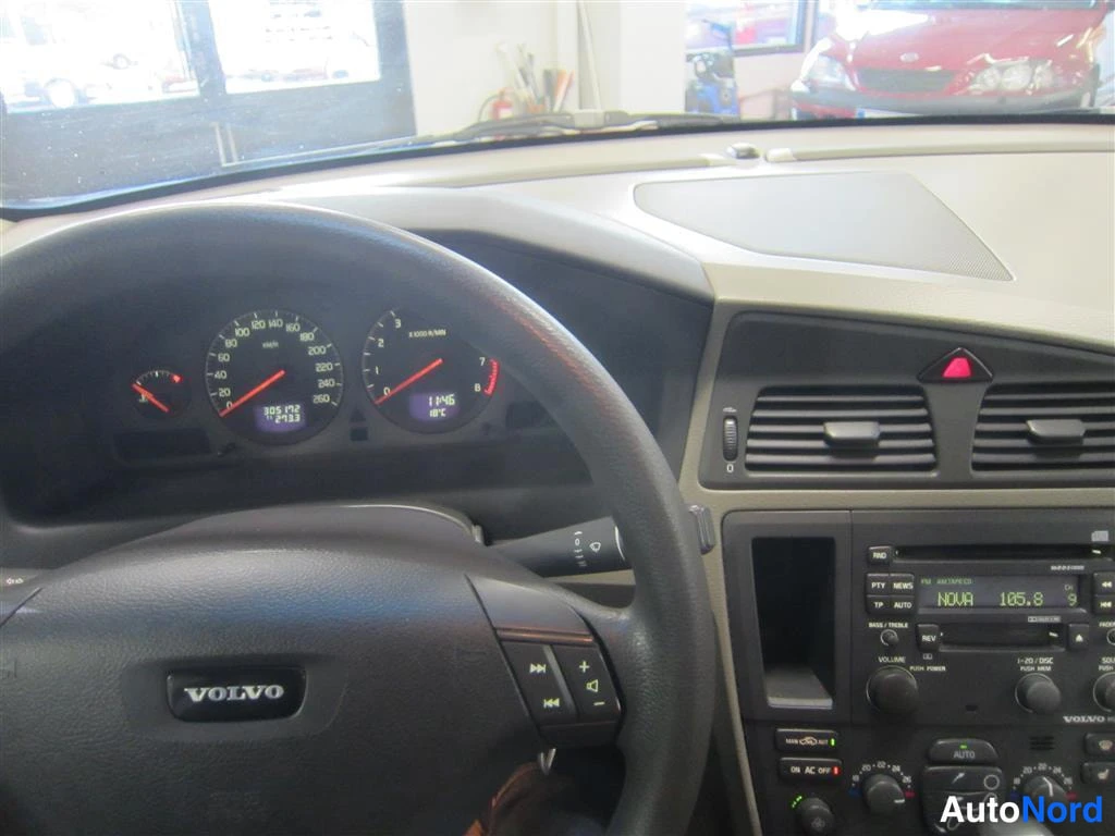 Punainen Volvo S60 2001, ohjaamo, kuva 9