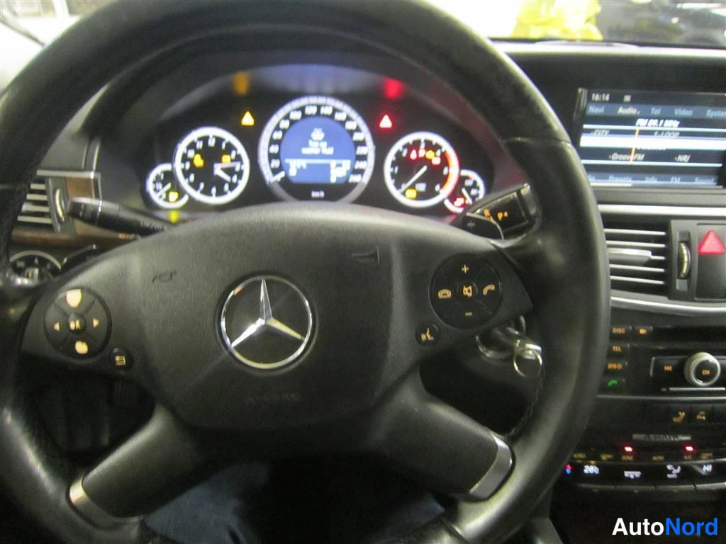 Musta Mercedes-benz E 2010, yksityiskohta, kuva 15