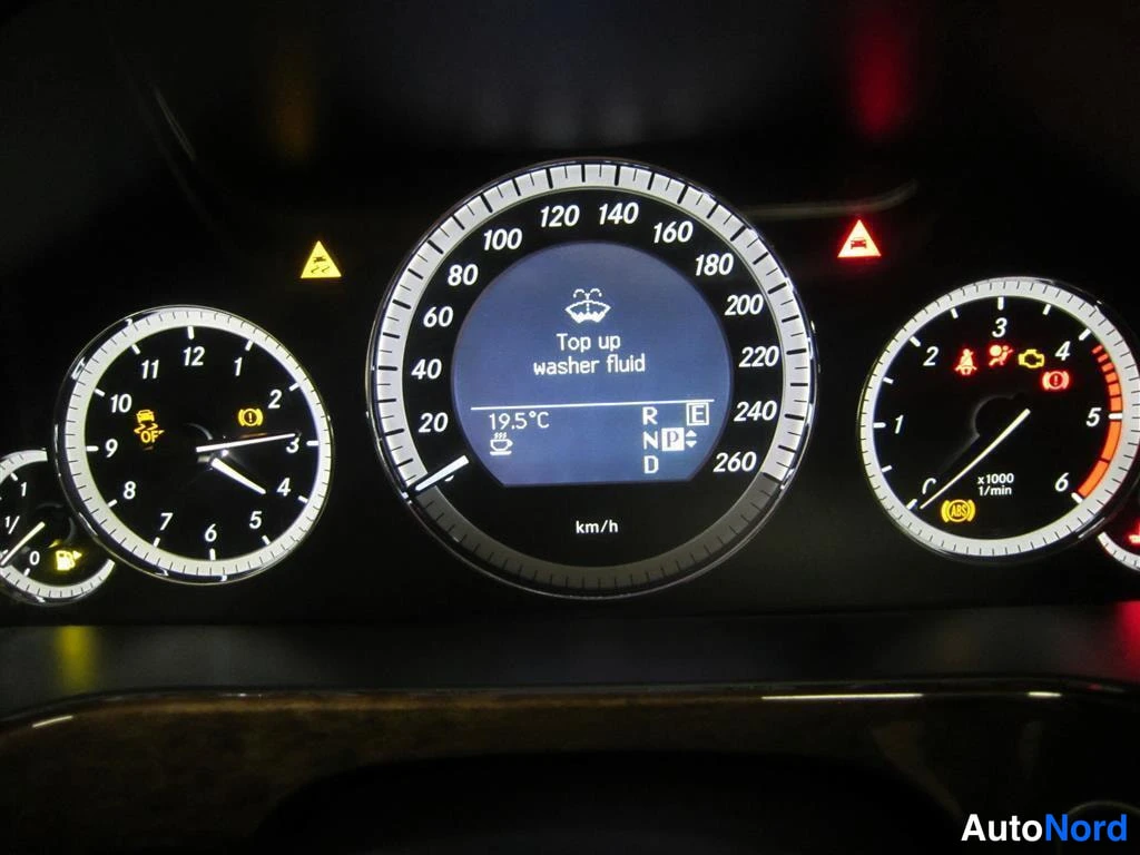 Musta Mercedes-benz E 2010, yksityiskohta, kuva 17
