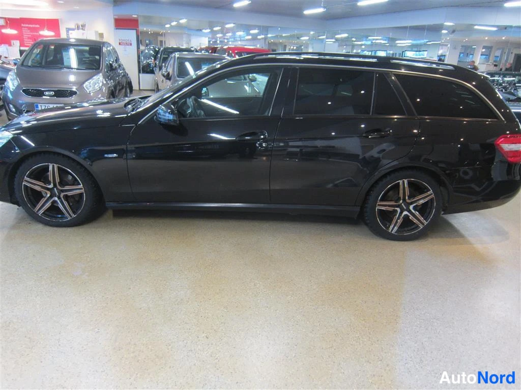 Musta Mercedes-benz E 2010, takaviisto, kuva 5