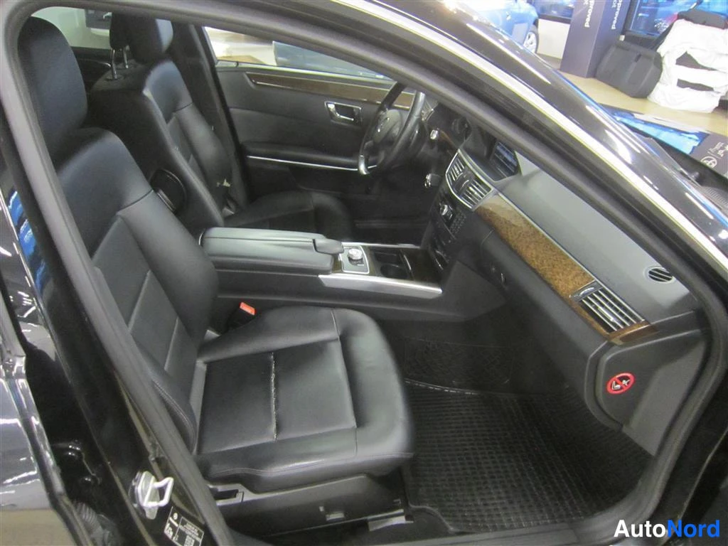 Musta Mercedes-benz E 2010, ohjaamo, kuva 10