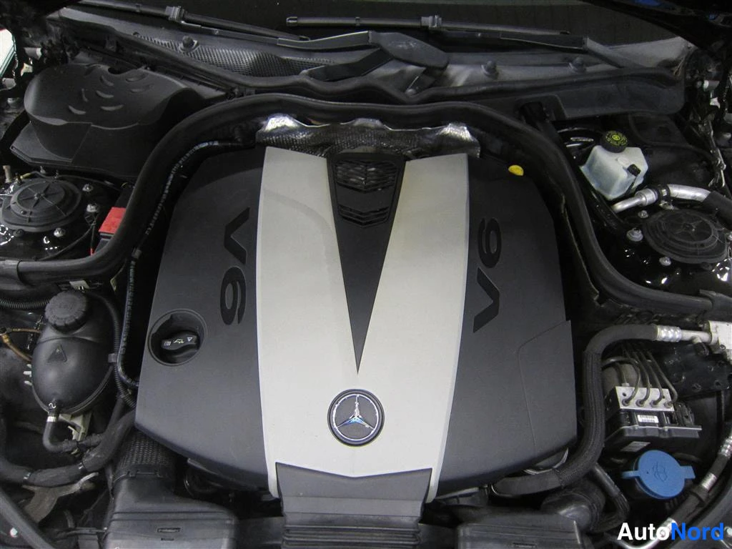 Musta Mercedes-benz E 2010, moottoritila, kuva 14