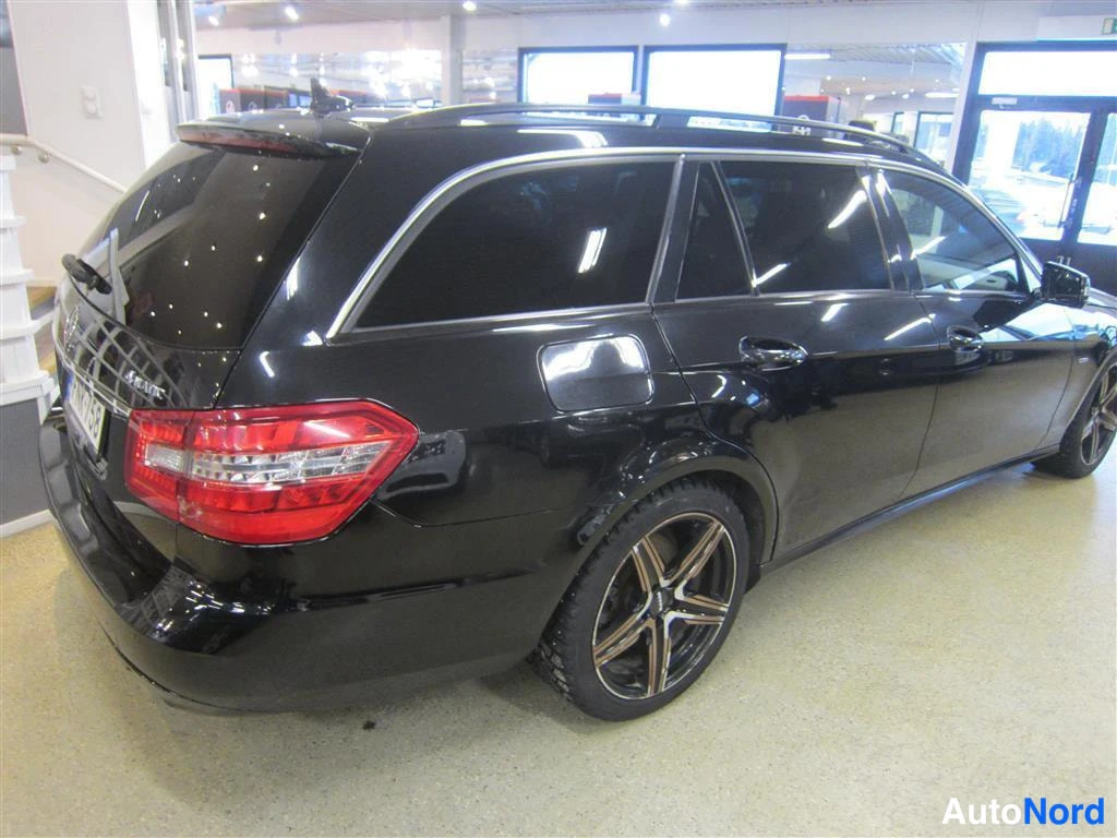 Musta Mercedes-benz E 2010, takaviisto, kuva 7