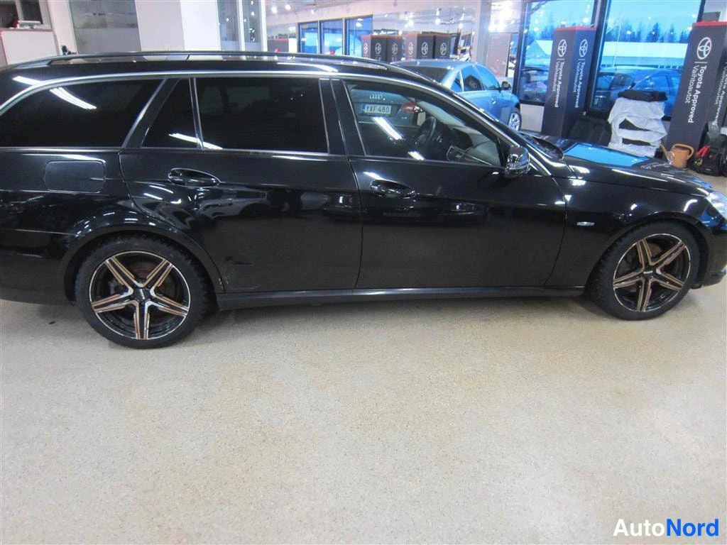 Musta Mercedes-benz E 2010, sivulta, kuva 4