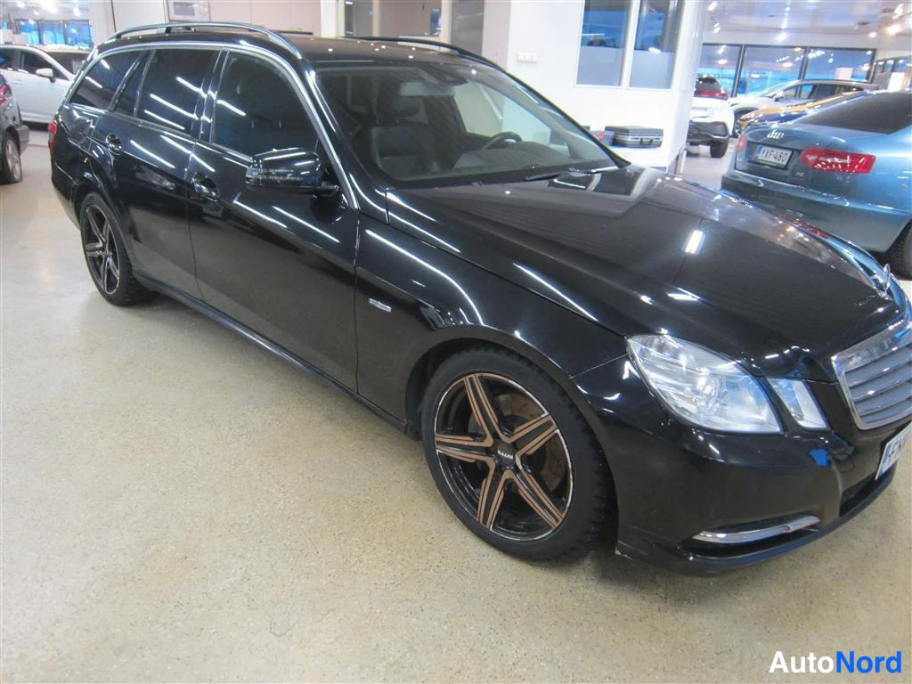 Musta Mercedes-benz E 2010, etuviisto, keula oikealle, kuva 2