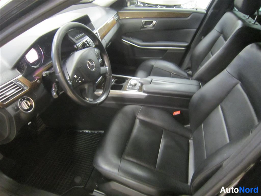 Musta Mercedes-benz E 2010, ohjaamo, kuva 9
