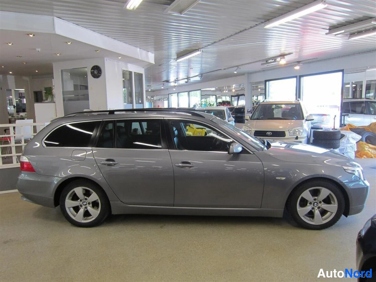 Harmaa BMW 535d 2007, sivulta, kuva 3