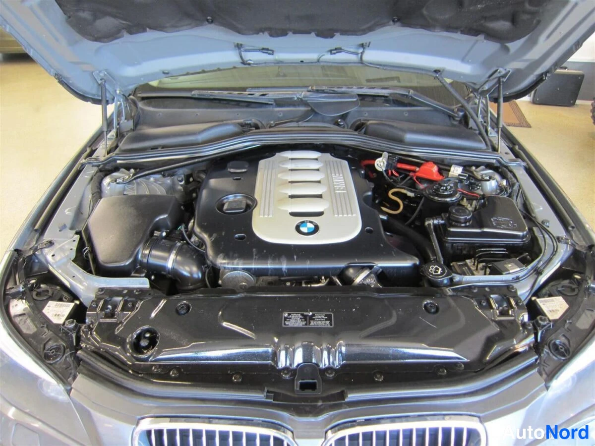 Harmaa BMW 535d 2007, moottoritila, kuva 12