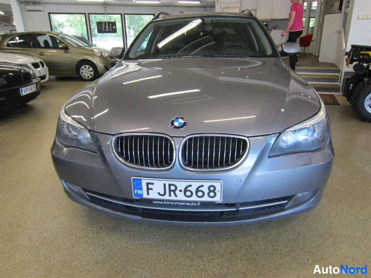 Harmaa BMW 535d 2007, edestä, kuva 2