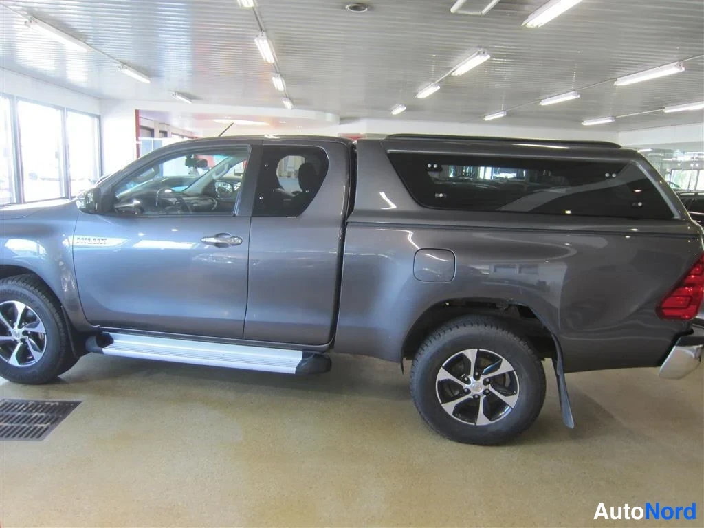 Harmaa Toyota Hilux 2018, takaviisto, kuva 8