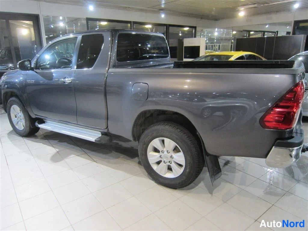 Harmaa Toyota Hilux 2018, takaviisto, kuva 9