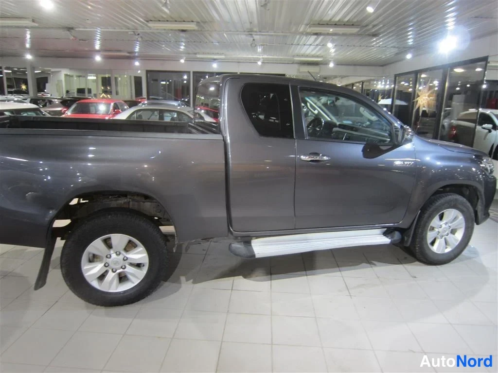 Harmaa Toyota Hilux 2018, sivulta, kuva 7