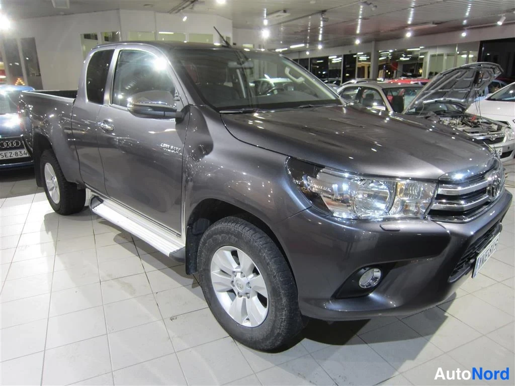 Harmaa Toyota Hilux 2018, etuviisto, keula oikealle, kuva 3