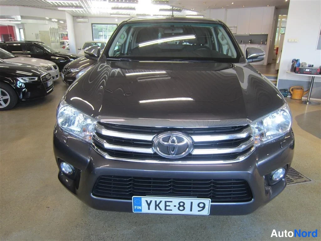 Harmaa Toyota Hilux 2018, edestä, kuva 4