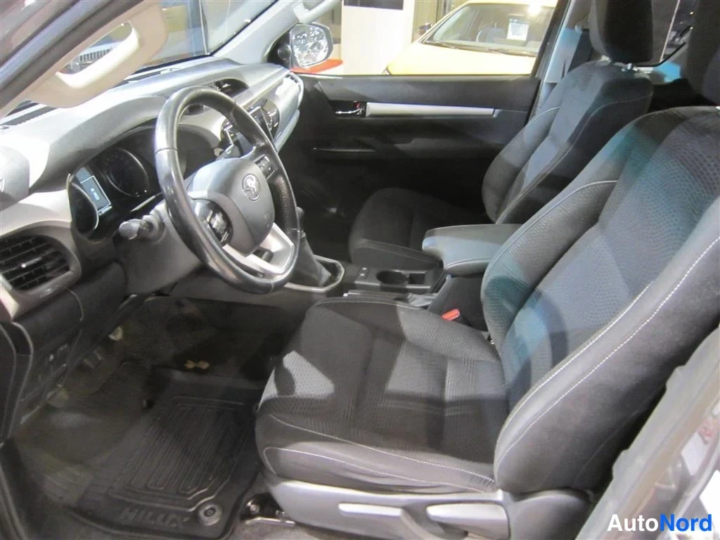 Harmaa Toyota Hilux 2018, ohjaamo, kuva 18