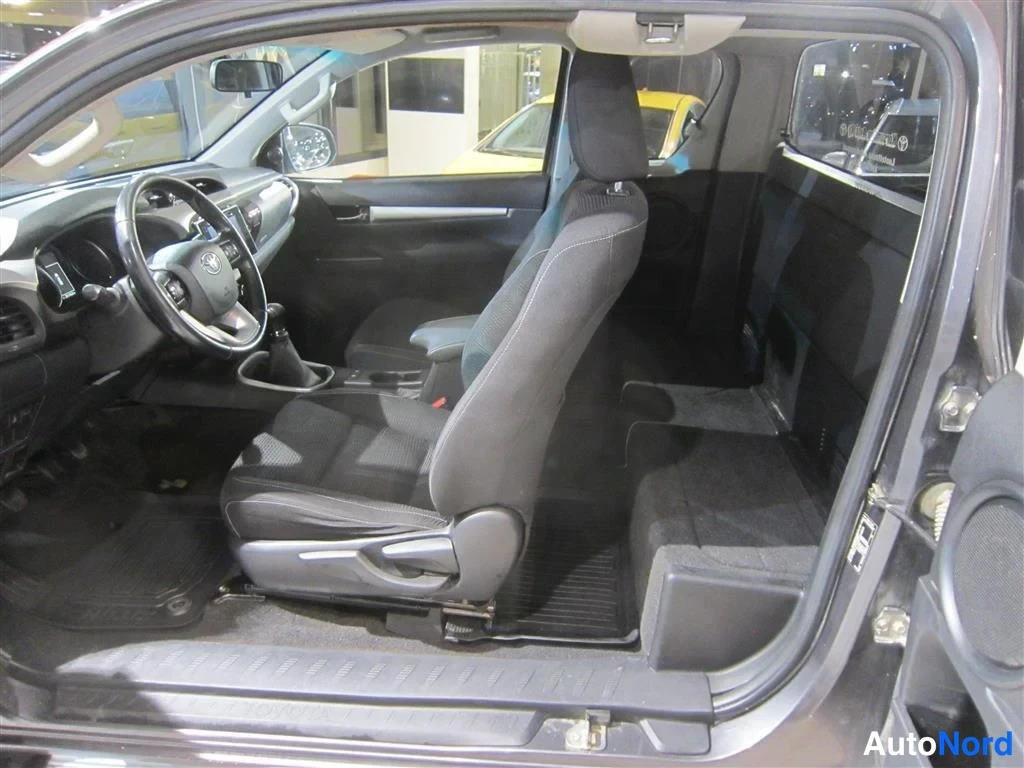 Harmaa Toyota Hilux 2018, ohjaamo, kuva 16