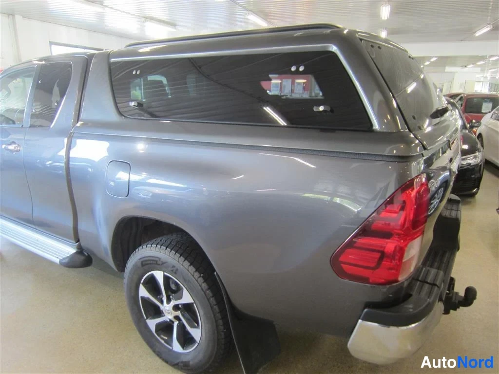 Harmaa Toyota Hilux 2018, takaviisto, kuva 11
