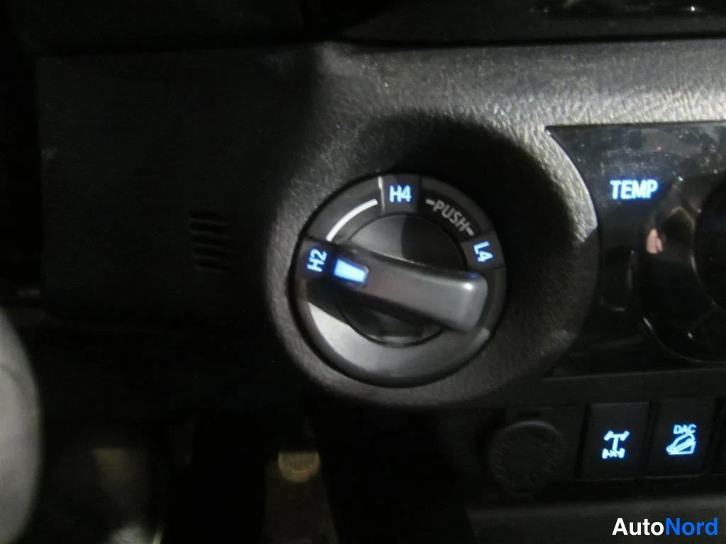 Harmaa Toyota Hilux 2018, yksityiskohta, kuva 32