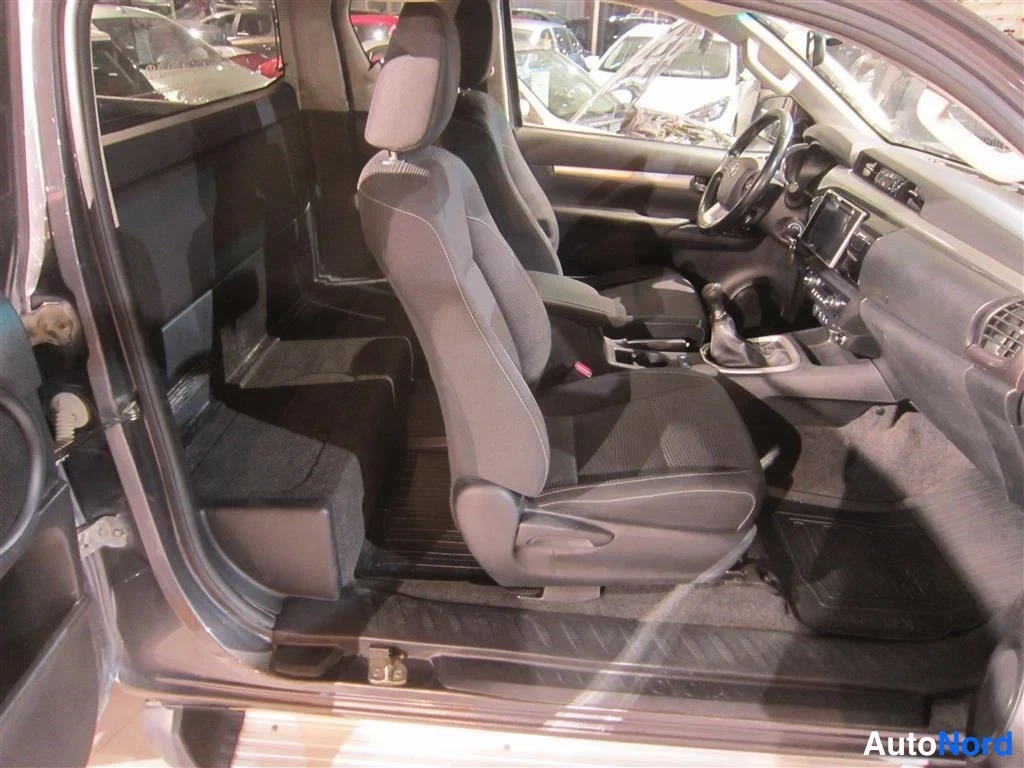Harmaa Toyota Hilux 2018, etuistuimet, kuva 19