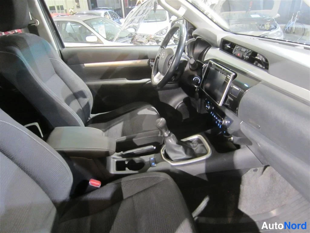 Harmaa Toyota Hilux 2018, ohjaamo, kuva 17
