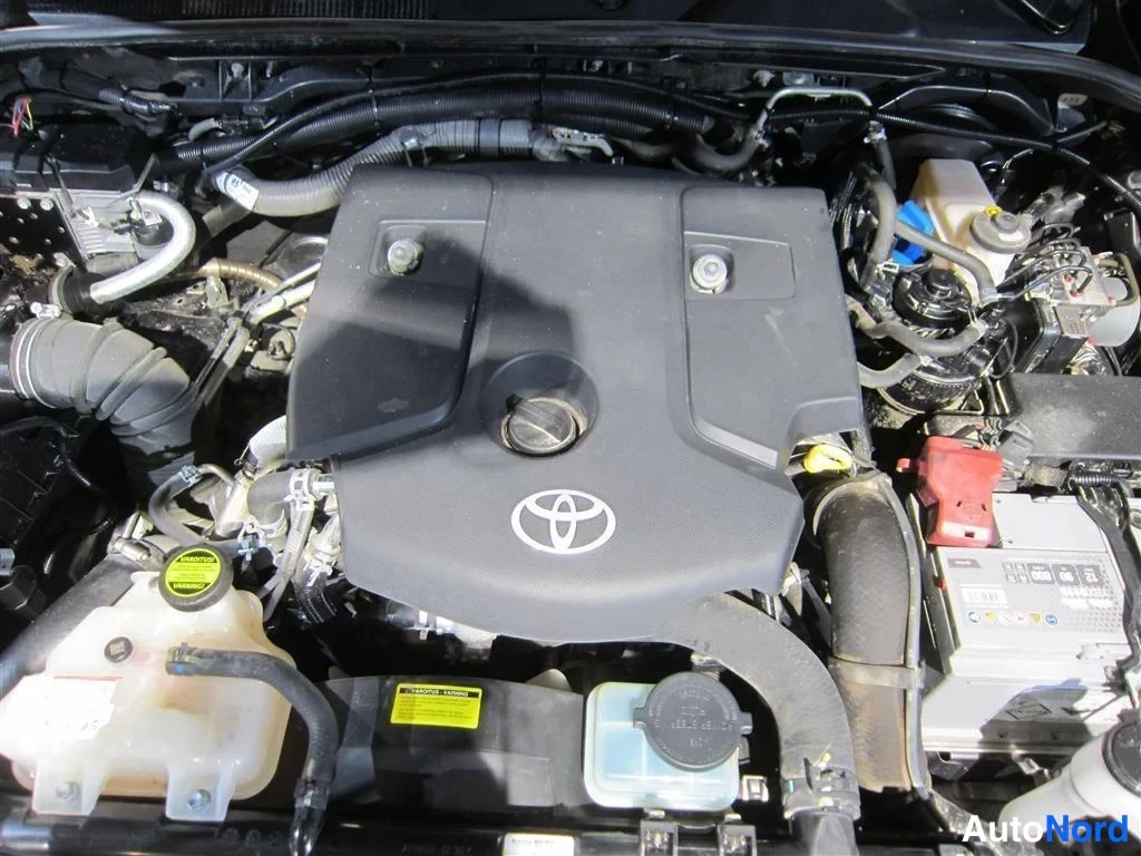 Harmaa Toyota Hilux 2018, moottoritila, kuva 23