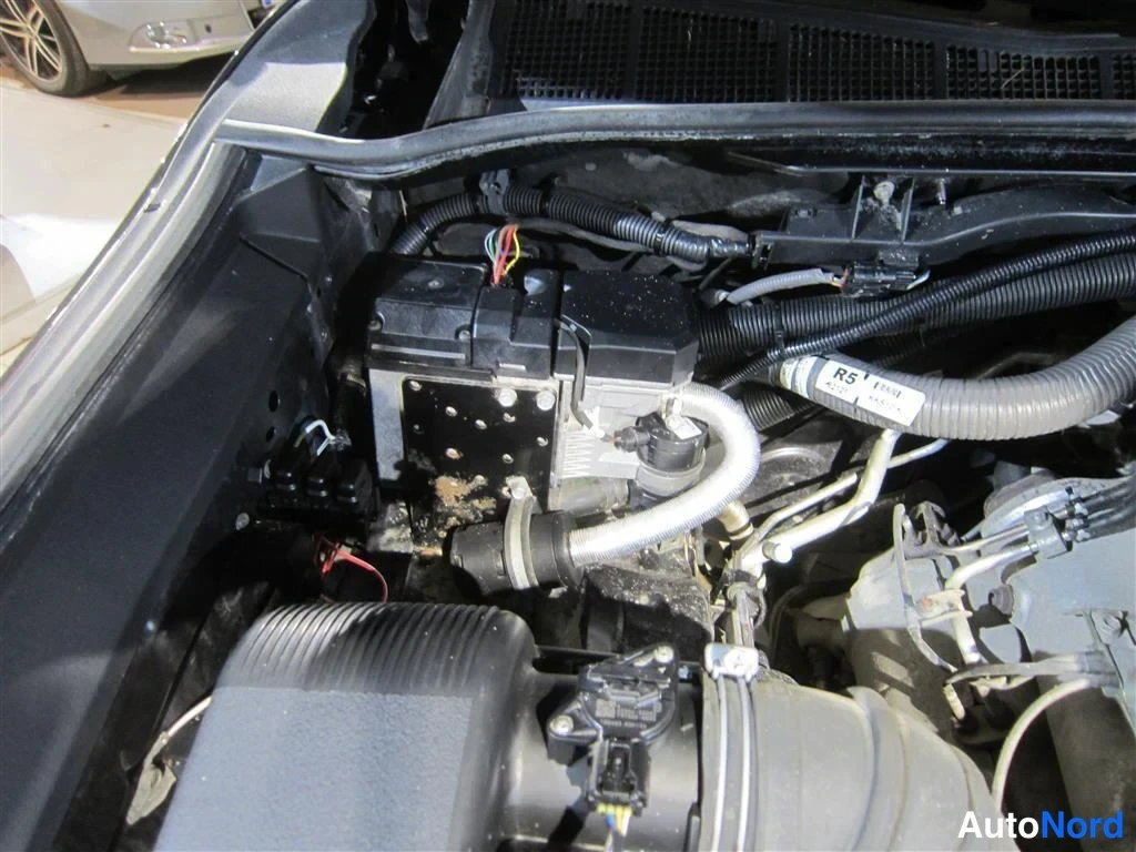 Harmaa Toyota Hilux 2018, moottoritila, kuva 24