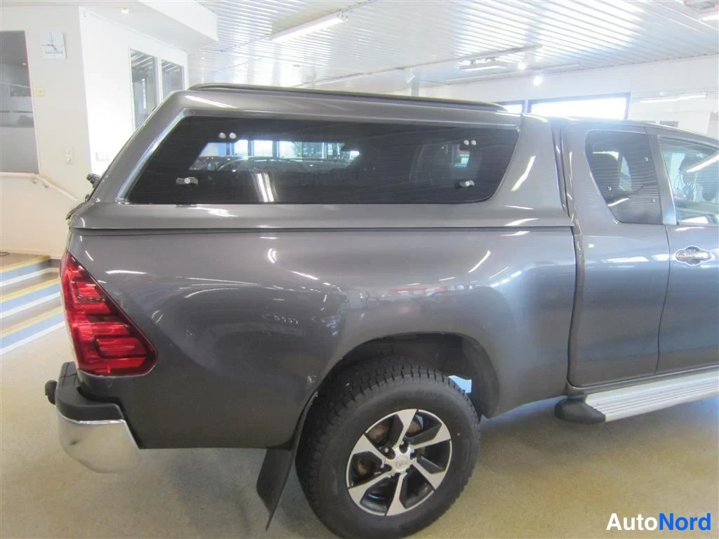 Harmaa Toyota Hilux 2018, takaviisto, kuva 12
