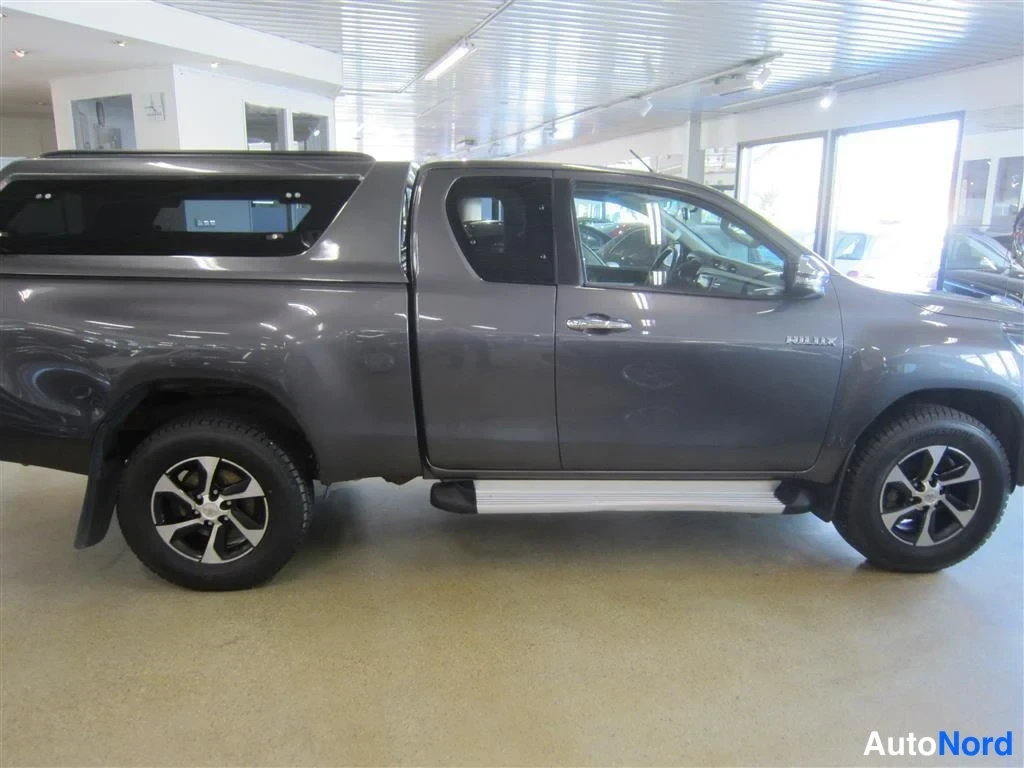 Harmaa Toyota Hilux 2018, sivulta, kuva 6