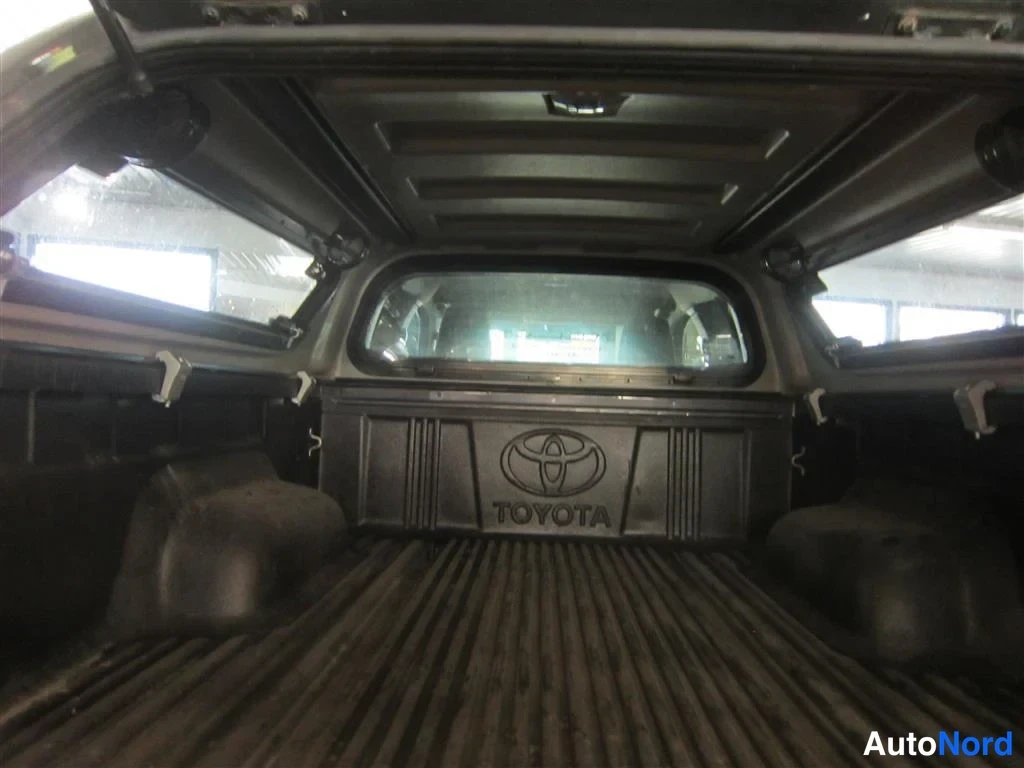 Harmaa Toyota Hilux 2018, tavaratila, kuva 22