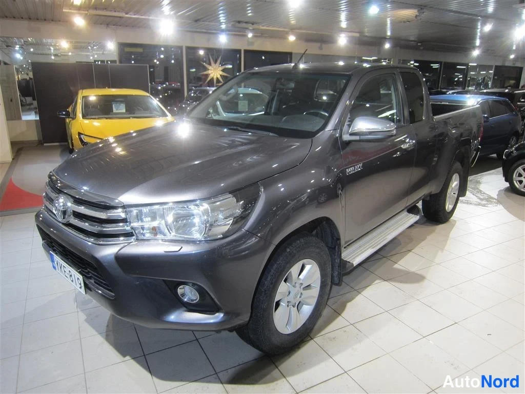 Harmaa Toyota Hilux 2018, etuviisto, keula vasemmalle, kuva 2