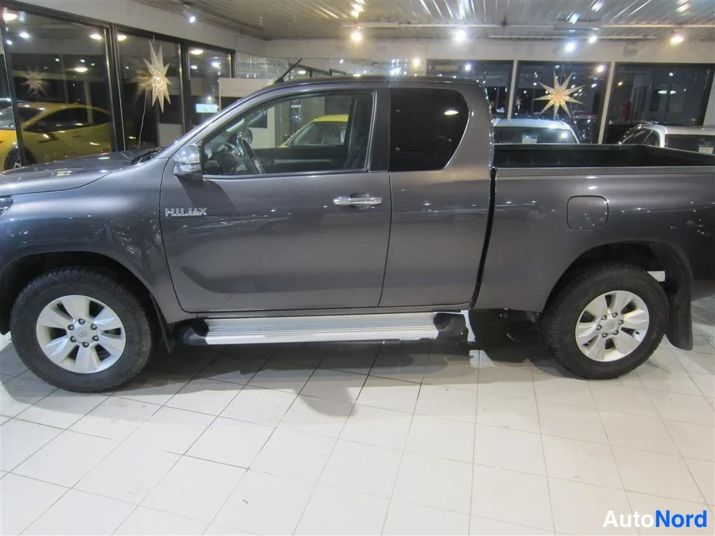 Harmaa Toyota Hilux 2018, sivulta, kuva 5