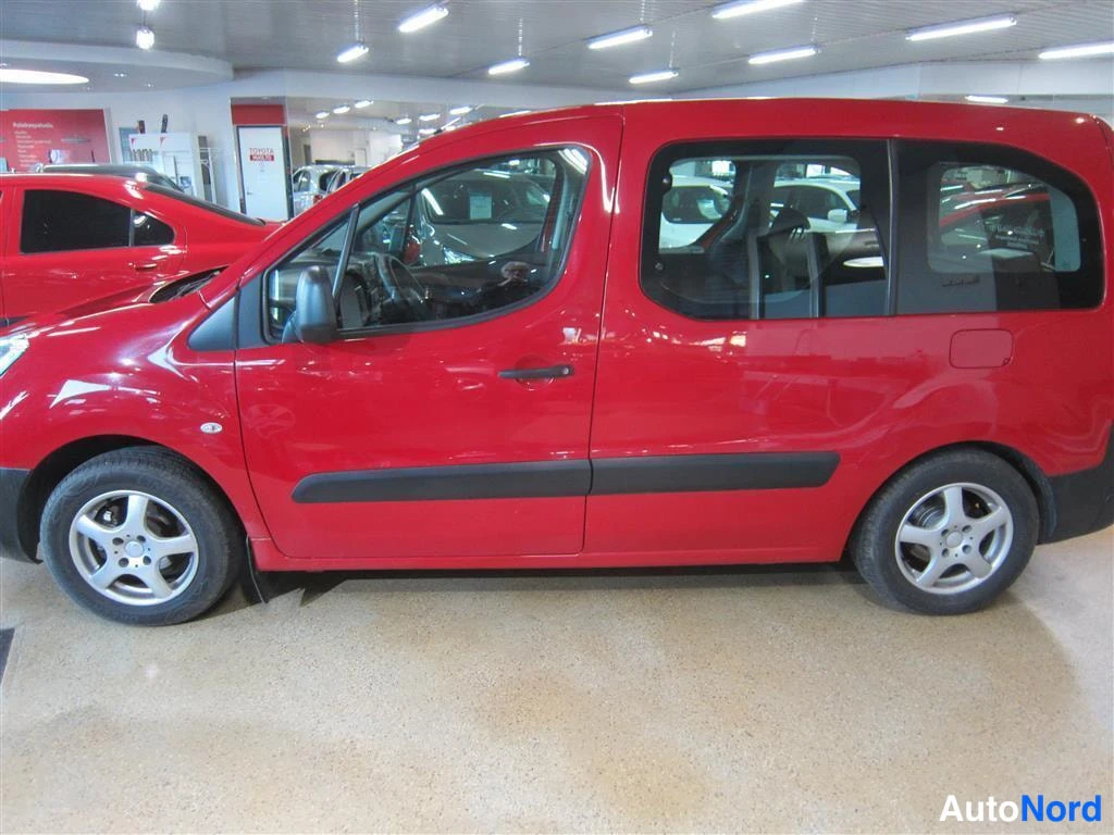 Punainen Citroen Berlingo 2008, sivulta, kuva 5