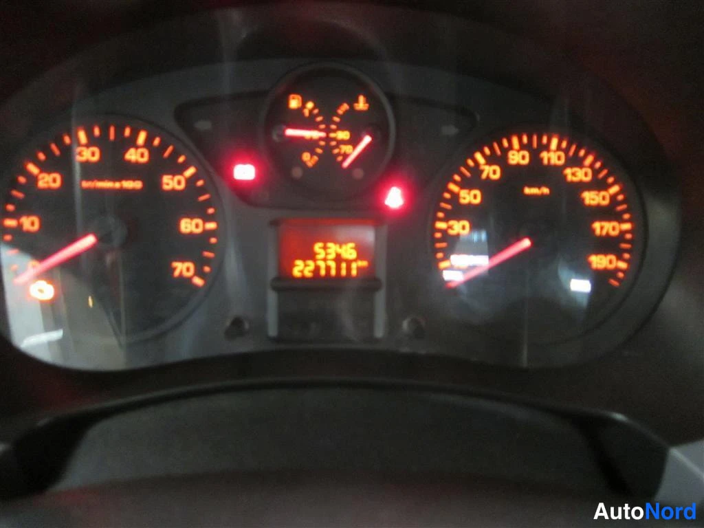 Punainen Citroen Berlingo 2008, yksityiskohta, kuva 17