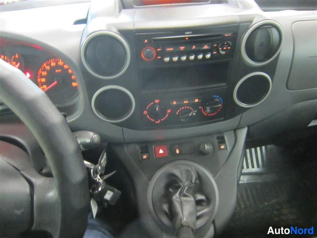 Punainen Citroen Berlingo 2008, yksityiskohta, kuva 15