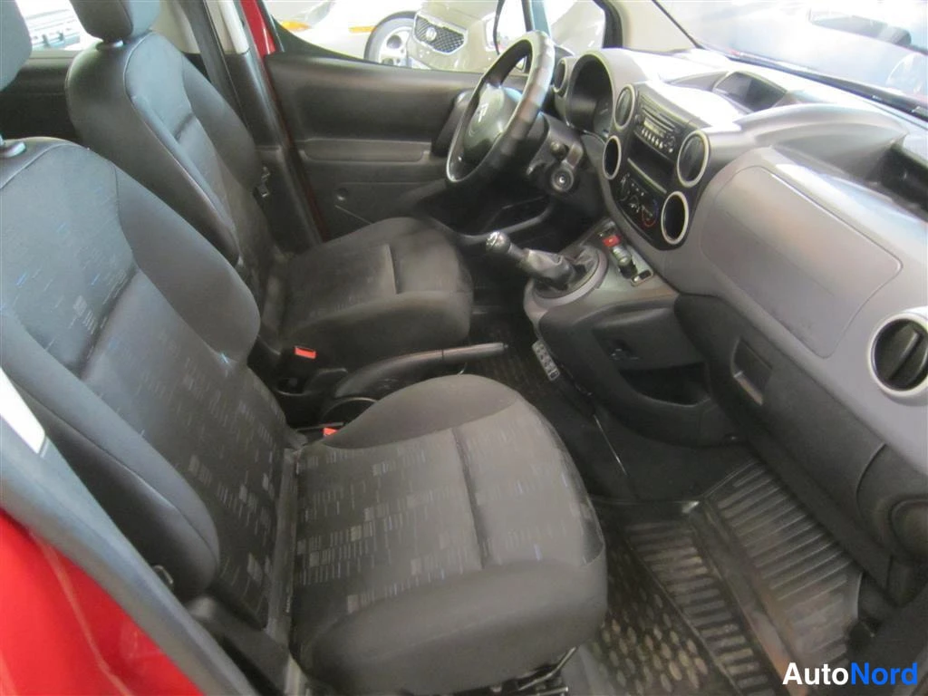 Punainen Citroen Berlingo 2008, ohjaamo, kuva 11