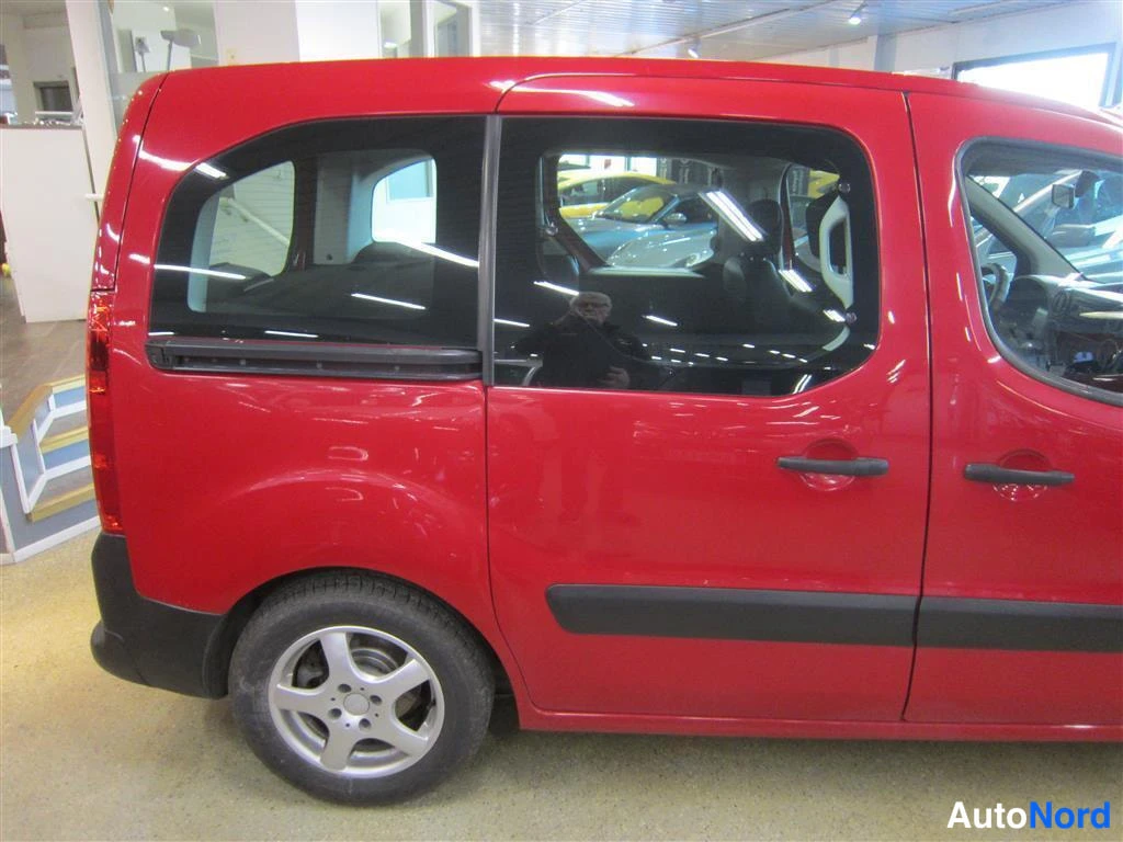 Punainen Citroen Berlingo 2008, sivulta, kuva 6